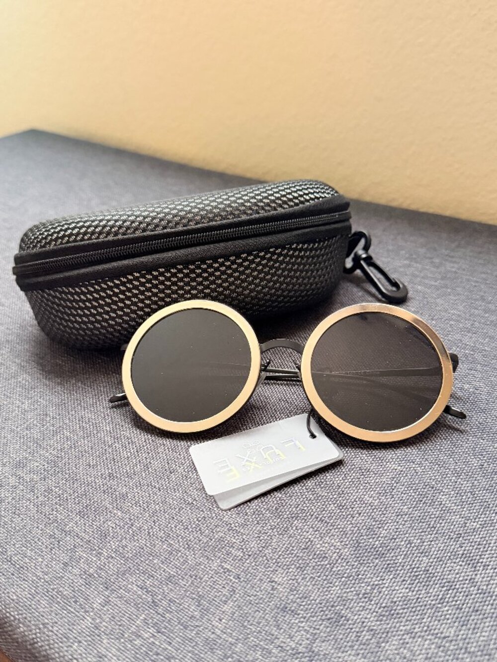 LUXE Round Black/Gold Sunglasses
